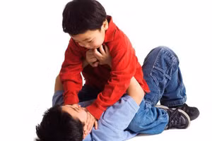 Cha mẹ cần tùy theo độ tuổi của con mà có cách xử lý khi trẻ ưa bạo lực. Ảnh minh họa