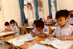 Nâng cao ý thức sử dụng sách giáo khoa cho học sinh từ những lớp học nhỏ nhất. Ảnh: Đức Trí