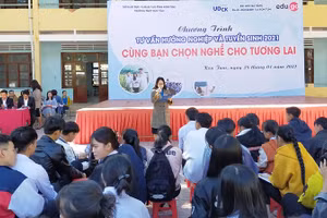 Phân hiệu Đại học Đà Nẵng tại Kon Tum tổ chức hướng nghiệp cho học sinh Trường THPT Duy Tân khi dịch Covid-19 chưa bùng phát.