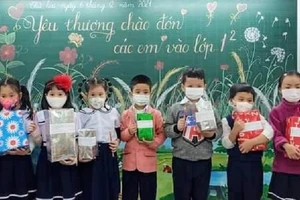 Học sinh lớp Một Trường Tiểu học Ngô Gia Tự (quận Sơn Trà, TP Đà Nẵng) được cô giáo tặng quà trong buổi học trực tiếp đầu tiên tại trường. 