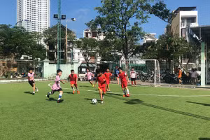 Học sinh Trường Tiểu học Lý Tự Trọng thi đấu bóng đá.