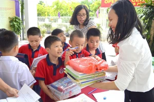 Học sinh Thủ đô quyên góp sách giáo khoa tặng bạn vùng cao tại Trường Tiểu học Nấm Dẩn - xã Nấm Dẩn (huyện Xín Mần, Hà Giang). Ảnh minh họa