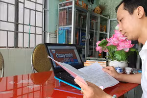 Thầy Trang Minh Thiên, giáo viên Trường THPT Nguyễn Việt Dũng, TP Cần Thơ nghiên cứu bản mẫu SGK Công nghệ 10.