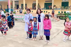 Bác sĩ Thiều Thị Huyền Nhung tham gia khám bệnh miễn phí cho học sinh Trường THCS Bắc Hà - huyện Bắc Hà (Lào Cai). Ảnh: TG