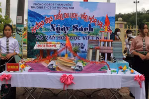 Học sinh Trường THCS Mường Kim, huyện Than Uyên tham gia Hội thi xếp sách nghệ thuật.
