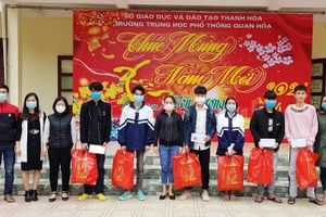 Học sinh Trường THPT Quan Hóa (Thanh Hóa) nhận quà Tết.