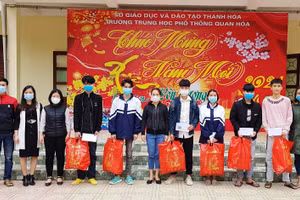 Học sinh Trường THPT Quan Hóa (Thanh Hóa) nhận quà Tết.