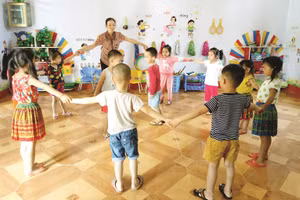 Cô Minh gắn bó 32 năm với giáo dục mầm non vùng cao. Ảnh: NTCC
