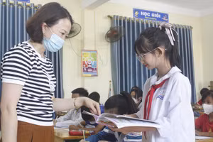 Trần Thị Bích Ngân sôi nổi phát biểu, xây dựng bài trong tiết học.	Ảnh: TG