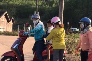 Giáo viên vào làng, lên tận nhà đầm để vận động học sinh ra lớp.