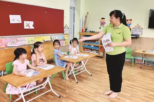 Trường Mầm non Quang Trung (quận Hoàn Kiếm) triển khai dạy thí điểm bộ tài liệu “Giáo dục nếp sống thanh lịch, văn minh cho học sinh Hà Nội”.