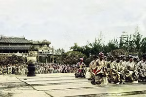 Các quan hành lễ trước Điện Thái Hòa dưới triều Nguyễn.