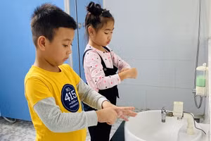 Trẻ Trường Mầm non Thiên Ân rửa tay bằng xà phòng, phòng chống bệnh truyền nhiễm.