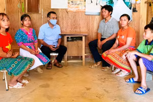 Thầy Hoàng Sỹ Xuân đi vận động học sinh đến lớp.