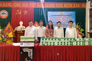 Công đoàn ngành giáo dục Thanh Hóa phối hợp với các đơn vị tổ chức hoạt động “Khám mắt học đường” năm 2021.