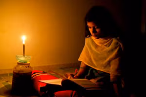 Học sinh Sri Lanka học với nến vì mất điện.