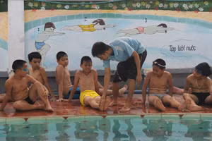 Giờ học bơi của học sinh Trường Tiểu học Hoàng Văn Thụ (TP Lào Cai). Ảnh: TG