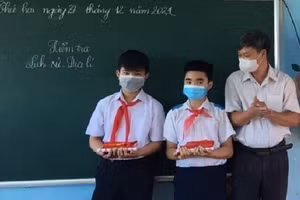 Em Vũ Trần Đăng Khôi và Nguyễn Hoàng Anh Nhật được nhà trường tuyên dương sau khi nhặt được của rơi trả lại người mất.