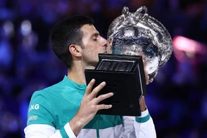 Djokovic ăn mừng chức vô địch
Australia Open 2021.