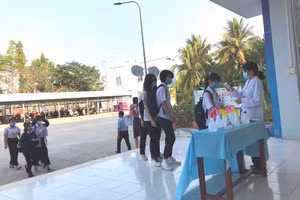 Sau thời gian hơn 4 tháng học trực tuyến, học sinh lớp 9 và lớp 12 tỉnh Đồng Tháp đã trở lại trường học trực tiếp.