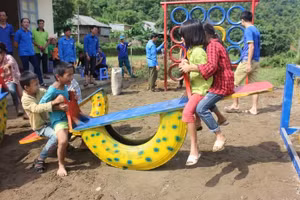 Điểm vui chơi tại xã Pha Mu (Than Uyên) thu hút nhiều học sinh tham gia.