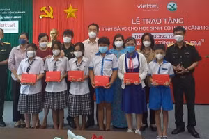 Trao tặng máy tính bảng cho HS nghèo, hoàn cảnh khó khăn tỉnh Vĩnh Long.