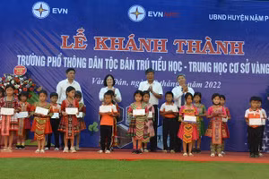Học sinh Trường Phổ thông DTBT Tiểu học và THCS Vàng Đán được tặng học bổng.