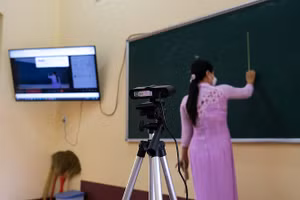 Nhà trường trang bị camera, tivi và máy tính… cho phòng học hai chức năng.