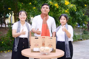 Nhóm sinh viên Trường ĐH Trà Vinh bên sản phẩm “Bột nưa nông sản vì sức khỏe - KLEN FARM”. 