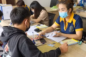 Trường ĐH Gia Định (TP Hồ Chí Minh) tư vấn tuyển sinh, hướng nghiệp cho thí sinh. Ảnh: NTCC