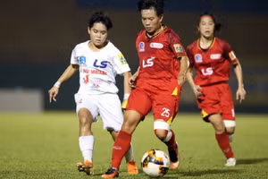 Hậu vệ Mỹ Anh (số 25) trong màu áo Câu lạc bộ nữ Thành phố Hồ Chí Minh. 