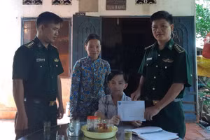 Cán bộ, chiến sĩ Đồn Biên phòng Thanh Hòa đến thăm, động viên và trao kinh phí năm học 2021 - 2022 cho Sơn.	Ảnh: TG