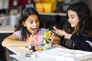 Trẻ em hứng thú khi học tập thông qua vui chơi.