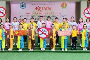 Học sinh Trường Tiểu học Vũ Xuân Thiều tuyên truyền chủ đề “thế giới không khói thuốc” qua các bài hát dân ca do cô Hiệu trưởng Hứa Thu Huyền soạn lời.