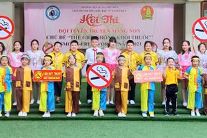 Học sinh Trường Tiểu học Vũ Xuân Thiều tuyên truyền chủ đề “thế giới không khói thuốc” qua các bài hát dân ca do cô Hiệu trưởng Hứa Thu Huyền soạn lời.