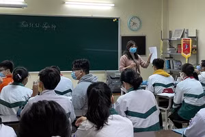 Cô trò Trường Lômônôxốp (Hà Nội) trong giờ học.