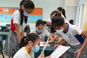 Học sinh Trường Tiểu học Northoaks nhận kết quả PSLE của mình.