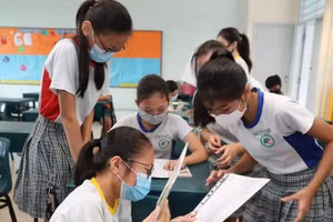 Học sinh Trường Tiểu học Northoaks nhận kết quả PSLE của mình.