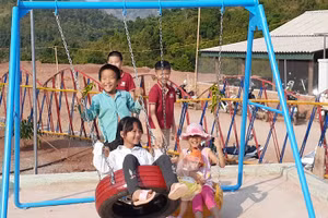 Trẻ em vui chơi tại điểm trường PTDTBT Tiểu học Huổi Lếch. Ảnh: TG 