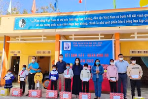 Công đoàn ngành Giáo dục phối hợp cùng mạnh thường quân thăm, tặng quà Tết cho giáo viên và học sinh khó khăn.