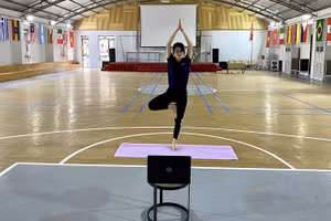 Giáo viên Trường Phổ thông Dewey dạy Giáo dục thể chất trực tuyến. Ảnh: TG