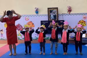 Cô và trò lớp 4 tuổi Trường Mầm non Nậm Chảy (Mường Khương, Lào Cai). Ảnh: NTCC