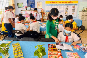 Học sinh Trường THCS Gò Xoài đọc sách tại thư viện của trường.