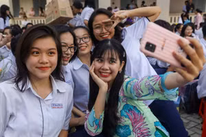 Cô và trò cùng hạnh phúc dưới mái trường mến yêu.