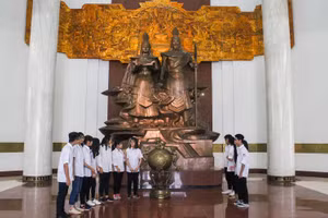Học sinh Trường THPT chuyên Hùng Vương trong buổi ngoại khóa tìm hiểu truyền thuyết và Tín ngưỡng thờ cúng Vua Hùng tại Bảo tàng Hùng Vương, thành phố Việt Trì, Phú Thọ. Ảnh: NTCC