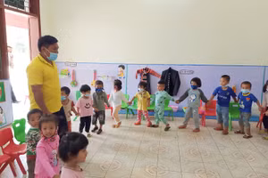 Thầy Khò Khò Hừ dạy lớp mẫu giáo Lớn, Trường Mầm non Ka Lăng.