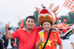 Hàng nghìn cổ động viên 'tiếp lửa' cho tuyển Việt Nam trước trận đấu Iraq