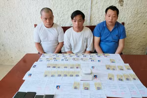 Cơ quan công an tỉnh Lai Châu đã bắt giữ 3 đối tượng vì hành vi làm giả giấy phép lái xe rồi lừa bán cho người dân. Ảnh: CACC.