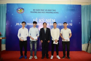 Khoa Điện - Cơ điện tử trường ĐH Phương Đông trao học bổng cho sinh viên nhân dịp kỷ niệm 20 năm thành lập.