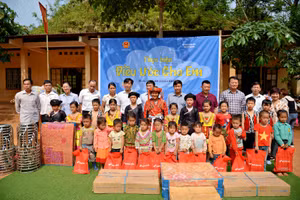 Những trang thiết bị phục vụ dạy và học đã được trao tận tay giáo viên, học sinh tại điểm trường khó khăn.